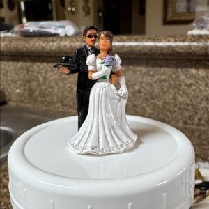 The product is a wedding cake topper featuring the "Romo and Julia"